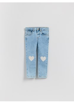 Reserved - Jeansy slim fit z nadrukiem - niebieski - id: 767FF-05J - marki Reserved - 186401742 Reserved - Jeansy slim fit z nadrukiem - niebieski ze sklepu Reserved w kategorii Spodnie dziewczęce - zdjęcie 186401742
