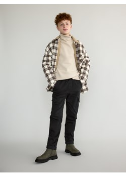 Reserved - Wysokoelastyczne spodnie cargo - czarny - id: 622FM-99X - marki Reserved - 186411340 Reserved - Wysokoelastyczne spodnie cargo - czarny ze sklepu Reserved w kategorii Spodnie chłopięce - zdjęcie 186411340