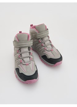 Reserved - Wodoodporne buty trekkingowe - jasnoszary - id: 914GT-09X - marki Reserved - 186412062 Reserved - Wodoodporne buty trekkingowe - jasnoszary ze sklepu Reserved w kategorii Buty trekkingowe dziecięce - zdjęcie 186412062