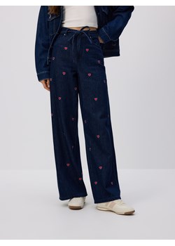 Reserved - Jeansy wide leg z haftem - granatowy ze sklepu Reserved w kategorii Jeansy damskie - zdjęcie 186431002