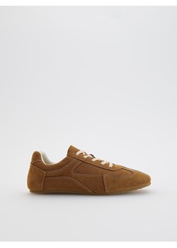 Reserved - Zamszowe sneakersy - beżowy ze sklepu Reserved w kategorii Buty sportowe damskie - zdjęcie 186434211