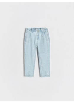 Reserved - Jeansy baggy z haftem - niebieski ze sklepu Reserved w kategorii Spodnie dziewczęce - zdjęcie 186443693