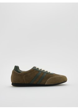 Reserved - Zamszowe sneakersy - ciemnozielony ze sklepu Reserved w kategorii Buty sportowe damskie - zdjęcie 186444850