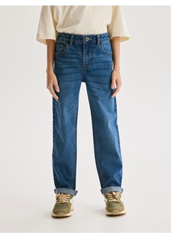 Reserved - Elastyczne jeansy regular - niebieski - id: 479CJ-55J - marki Reserved - 186445102 Reserved - Elastyczne jeansy regular - niebieski ze sklepu Reserved w kategorii Spodnie chłopięce - zdjęcie 186445102