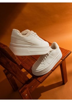 Sinsay - Sneakersy ocieplane z imitacji skóry - biały ze sklepu Sinsay w kategorii Trampki damskie - zdjęcie 186447204