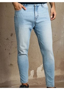Sinsay - Jeansy cropped carrot fit - niebieski ze sklepu Sinsay w kategorii Jeansy męskie - zdjęcie 186447253
