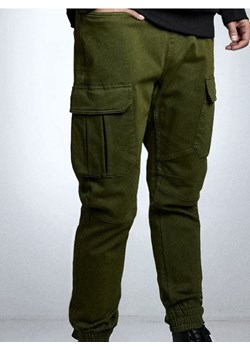 Sinsay - Jeansy regular jogger cargo - zielony - id: 452FB-79X - marki Sinsay - 186447262 Sinsay - Jeansy regular jogger cargo - zielony ze sklepu Sinsay w kategorii Spodnie męskie - zdjęcie 186447262