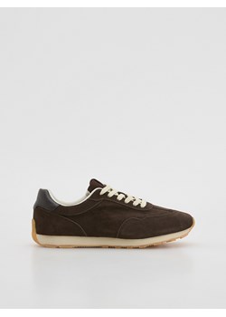 Reserved - Zamszowe sneakersy - ciemnobrązowy ze sklepu Reserved w kategorii Buty sportowe męskie - zdjęcie 186453022