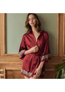 Satynowy krótki szlafrok z koronką - Czerwony M ze sklepu Intimica.pl w kategorii Szlafroki damskie - zdjęcie 186456310
