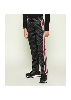 GUESS ACTIVE Spodnie dresowe | Regular Fit ze sklepu Gomez Fashion Store w kategorii Spodnie chłopięce - zdjęcie 186460093