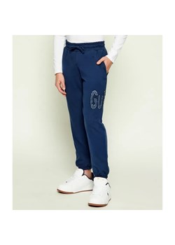 Guess Spodnie dresowe | Regular Fit ze sklepu Gomez Fashion Store w kategorii Spodnie chłopięce - zdjęcie 186470623