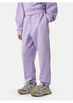 The North Face Spodnie dresowe Essential NF0A8BHS Fioletowy Regular Fit ze sklepu MODIVO w kategorii Spodnie dziewczęce - zdjęcie 186475330