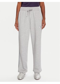 adidas Spodnie dresowe Holiday 3-Stripes Fleece JM1888 Szary Loose Fit ze sklepu MODIVO w kategorii Spodnie damskie - zdjęcie 186484253