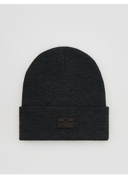 Reserved - Czapka beanie z naszywką - ciemnoszary - id: 042FE-90M - marki Reserved - 186493343 Reserved - Czapka beanie z naszywką - ciemnoszary ze sklepu Reserved w kategorii Czapki zimowe męskie - zdjęcie 186493343