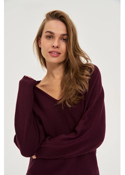 Sweter z dekoltem w serek burgundowy ze sklepu Moodo.pl w kategorii Swetry damskie - zdjęcie 186502720