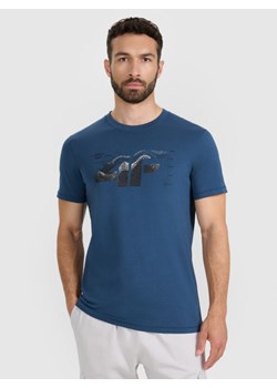 Męski t-shirt z nadrukiem 4F 4FWAW25TTSHM2359 - granatowy ze sklepu Sportstylestory.com w kategorii T-shirty męskie - zdjęcie 186503251