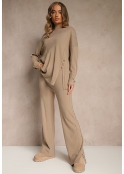 Beżowy Komplet z Dzianiny z Wiskozą Spodnie i Sweter z Ozdobnymi Guzikami Unarea - id: J9095-475-TAUPE - marki Renee - 186518561 Beżowy Komplet z Dzianiny z Wiskozą Spodnie i Sweter z Ozdobnymi Guzikami Unarea ze sklepu renee.pl w kategorii Komplety i garnitury damskie - zdjęcie 186518561