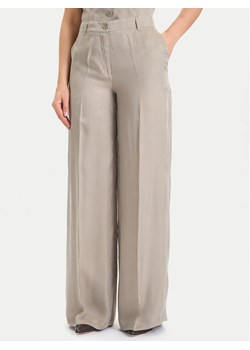 Guess Spodnie materiałowe W5YB02 WH5N2 Beżowy Regular Fit ze sklepu MODIVO w kategorii Spodnie damskie - zdjęcie 186521504