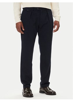 Tommy Hilfiger Chinosy Harlem MW0MW40340 Granatowy Tapered Fit ze sklepu MODIVO w kategorii Spodnie męskie - zdjęcie 186521721