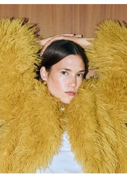 Reserved - Kurtka z imitacji futra - musztardowy - id: 044HV-17X - marki Reserved - 186526511 Reserved - Kurtka z imitacji futra - musztardowy ze sklepu Reserved w kategorii Futra damskie - zdjęcie 186526511