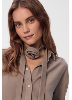 SZALIK Z RÓŻĄ LIGHT MOCCA WASHED ze sklepu Jemiol w kategorii Szaliki i chusty damskie - zdjęcie 186539004