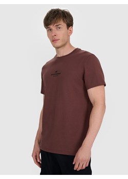 Męski t-shirt z nadrukiem 4F 4FWAW25TTSHM2961 - brązowy ze sklepu Sportstylestory.com w kategorii T-shirty męskie - zdjęcie 186540481