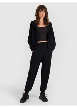 Damskie spodnie dresowe joggery 4F 4FWAW25TTROF1180 - czarne ze sklepu Sportstylestory.com w kategorii Spodnie damskie - zdjęcie 186540622