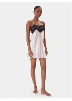 Guess Koszula nocna O5BX02 W4732 Różowy Regular Fit ze sklepu MODIVO w kategorii Koszule nocne - zdjęcie 186555672