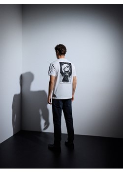 Reserved - T-shirt regular z nadrukiem na plecach - złamana biel - id: 499EX-01X - marki Reserved - 186563162 Reserved - T-shirt regular z nadrukiem na plecach - złamana biel ze sklepu Reserved w kategorii T-shirty męskie - zdjęcie 186563162