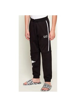 EA7 Spodnie dresowe | carrot fit ze sklepu Gomez Fashion Store w kategorii Spodnie chłopięce - zdjęcie 186564030
