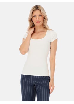 Biały t-shirt damski basic z dekoltem w karo Potis & Verso Wella ze sklepu Eye For Fashion w kategorii Bluzki damskie - zdjęcie 186565150