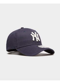 NEW ERA CZAPKA VISOR SCRIPT 940 NYY NEW YORK YANKEES ze sklepu JD Sports  w kategorii Czapki z daszkiem męskie - zdjęcie 186565490