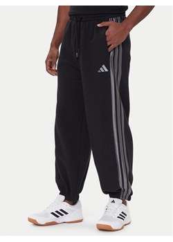 adidas Spodnie dresowe Ess JM1703 Czarny Regular Fit ze sklepu MODIVO w kategorii Spodnie męskie - zdjęcie 186567290