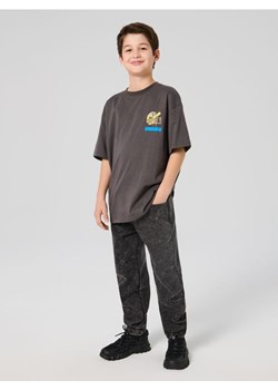 Sinsay - Jeansy jogger z efektem sprania - szary - id: 718EN-90J - marki Sinsay - 186578594 Sinsay - Jeansy jogger z efektem sprania - szary ze sklepu Sinsay w kategorii Spodnie chłopięce - zdjęcie 186578594