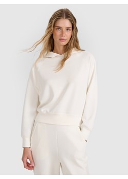 Damska bluza dresowa nierozpinana z kapturem 4F 4FWAW25TSWSF1834 - biała ze sklepu Sportstylestory.com w kategorii Bluzy damskie - zdjęcie 186579940