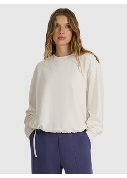 Damska bluza dresowa nierozpinana bez kaptura 4F 4FWAW25TSWSF1837 - biała ze sklepu Sportstylestory.com w kategorii Bluzy damskie - zdjęcie 186580023