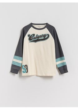 Reserved - Bawełniany longsleeve - złamana biel - id: 602FJ-01X - marki Reserved - 186593473 Reserved - Bawełniany longsleeve - złamana biel ze sklepu Reserved w kategorii Bluzy chłopięce - zdjęcie 186593473