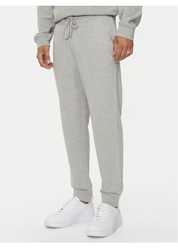 United Colors Of Benetton Spodnie dresowe 342ZUF01B Szary Regular Fit ze sklepu MODIVO w kategorii Spodnie męskie - zdjęcie 186595630