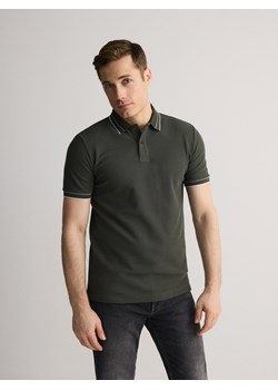 Reserved - Polo z merceryzowanej bawełny - oliwkowy ze sklepu Reserved w kategorii T-shirty męskie - zdjęcie 186596562