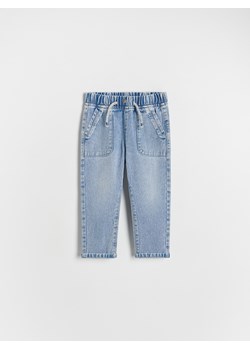 Reserved - Jeansy z efektem sprania - niebieski ze sklepu Reserved w kategorii Spodnie chłopięce - zdjęcie 186604460