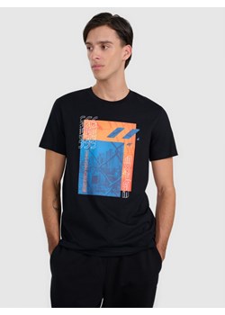 Męski t-shirt z nadrukiem 4F 4FWAW25TTSHM3123 - czarny ze sklepu Sportstylestory.com w kategorii T-shirty męskie - zdjęcie 186605002