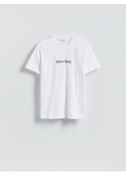 Reserved - T-shirt comfort z nadrukiem - biały - id: 498EX-00X - marki Reserved - 186632452 Reserved - T-shirt comfort z nadrukiem - biały ze sklepu Reserved w kategorii T-shirty męskie - zdjęcie 186632452