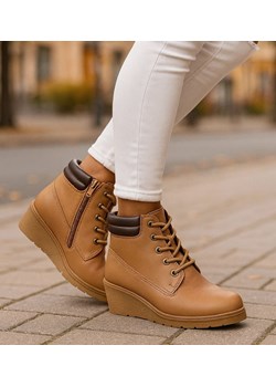 Kamelowe sznurowane botki na niskim koturnie /a10-2 16624 T7-38/ ze sklepu Pantofelek24.pl w kategorii Buty zimowe dziecięce - zdjęcie 186632964