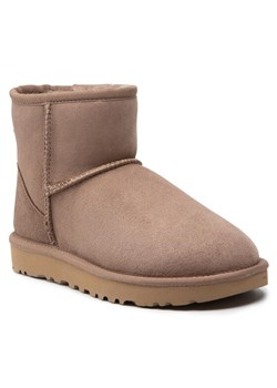 Śniegowce Ugg W Classic Mini II 1016222 Brązowy ze sklepu eobuwie.pl w kategorii Śniegowce damskie - zdjęcie 186635704