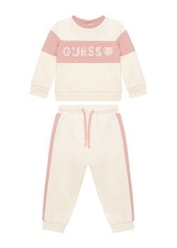 Guess Komplet dresowy A5BG11 KAV34 Écru Regular Fit ze sklepu MODIVO w kategorii Komplety niemowlęce - zdjęcie 186636580
