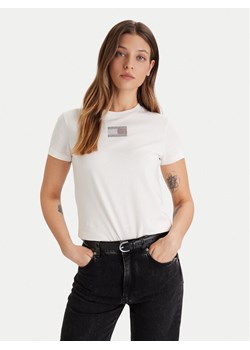 Tommy Jeans T-Shirt Party Flag DW0DW21965 Écru Regular Fit ze sklepu MODIVO w kategorii Bluzki damskie - zdjęcie 186642271