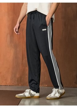 Sinsay - Sportowe spodnie z lampasem - czarny - id: 005EV-99X - marki Sinsay - 186665342 Sinsay - Sportowe spodnie z lampasem - czarny ze sklepu Sinsay w kategorii Spodnie męskie - zdjęcie 186665342