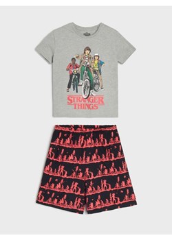 Sinsay - Piżama dwuczęściowa z domieszką wiskozy Stranger Things - szary - id: 061DP-09M - marki Sinsay - 186665371 Sinsay - Piżama dwuczęściowa z domieszką wiskozy Stranger Things - szary ze sklepu Sinsay w kategorii Piżamy dziecięce - zdjęcie 186665371