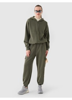Damskie spodnie dresowe joggery 4F 4FRAW24TTROF1353 - oliwkowe/khaki ze sklepu Sportstylestory.com w kategorii Spodnie damskie - zdjęcie 186668434