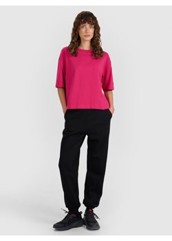 Damskie spodnie dresowe joggery 4F 4FWAW25TTROF1205 - czarne ze sklepu Sportstylestory.com w kategorii Spodnie damskie - zdjęcie 186668592